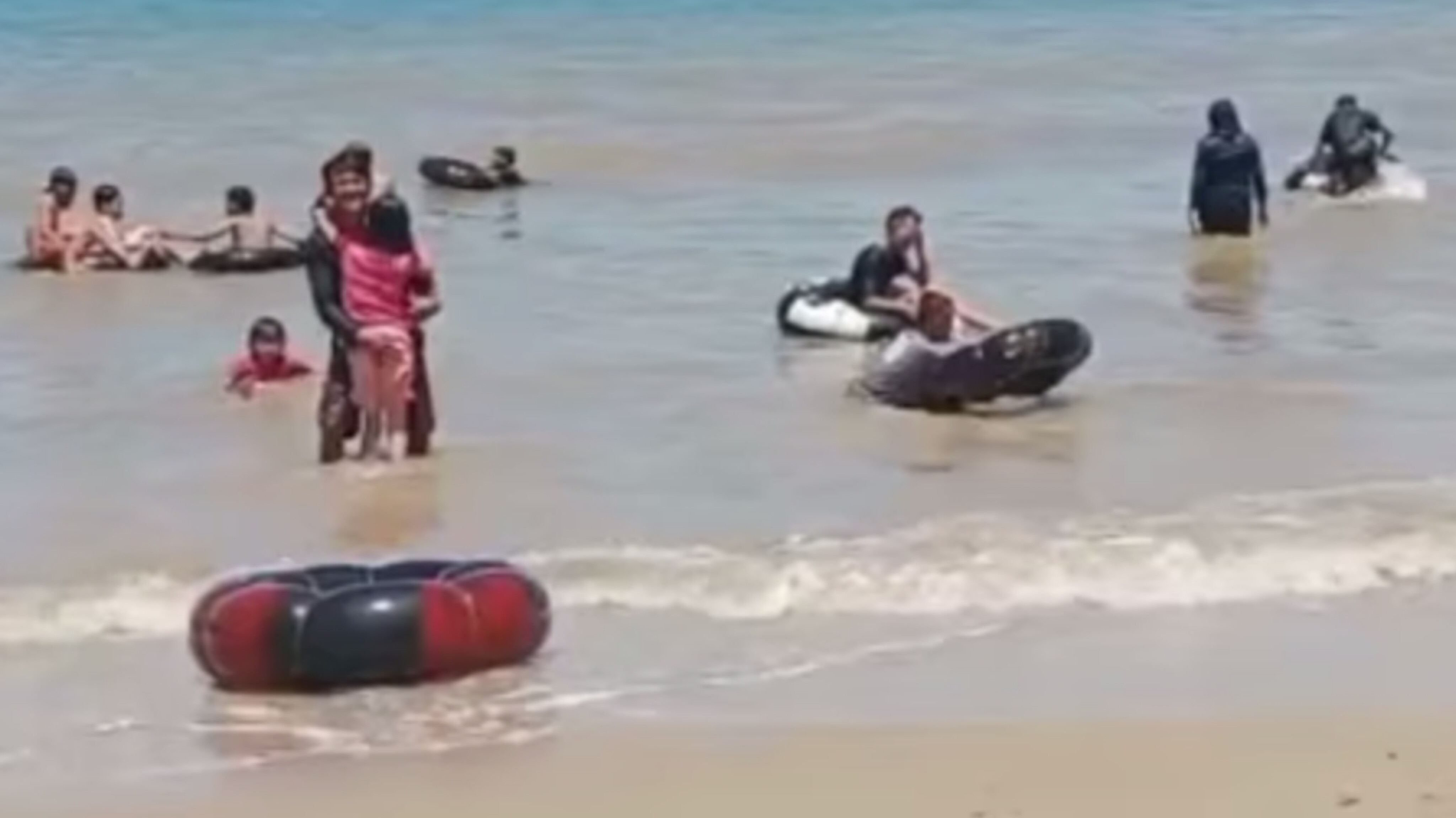 Aktifitas pengunjung di Pantai Kayakas, Bayah