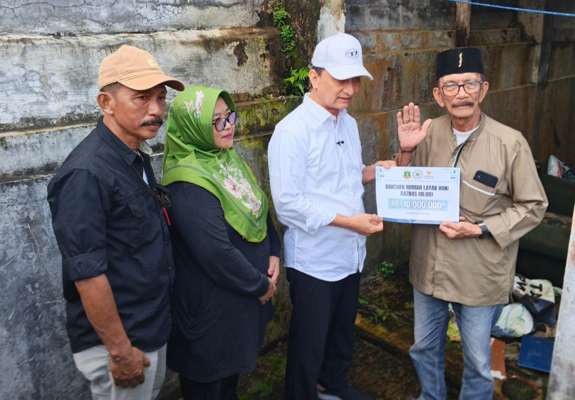 Wakil Gubernur Banten, Achmad Dimyati Natakusumah saat menyalurkan bantuan RTLH di Pandeglang 