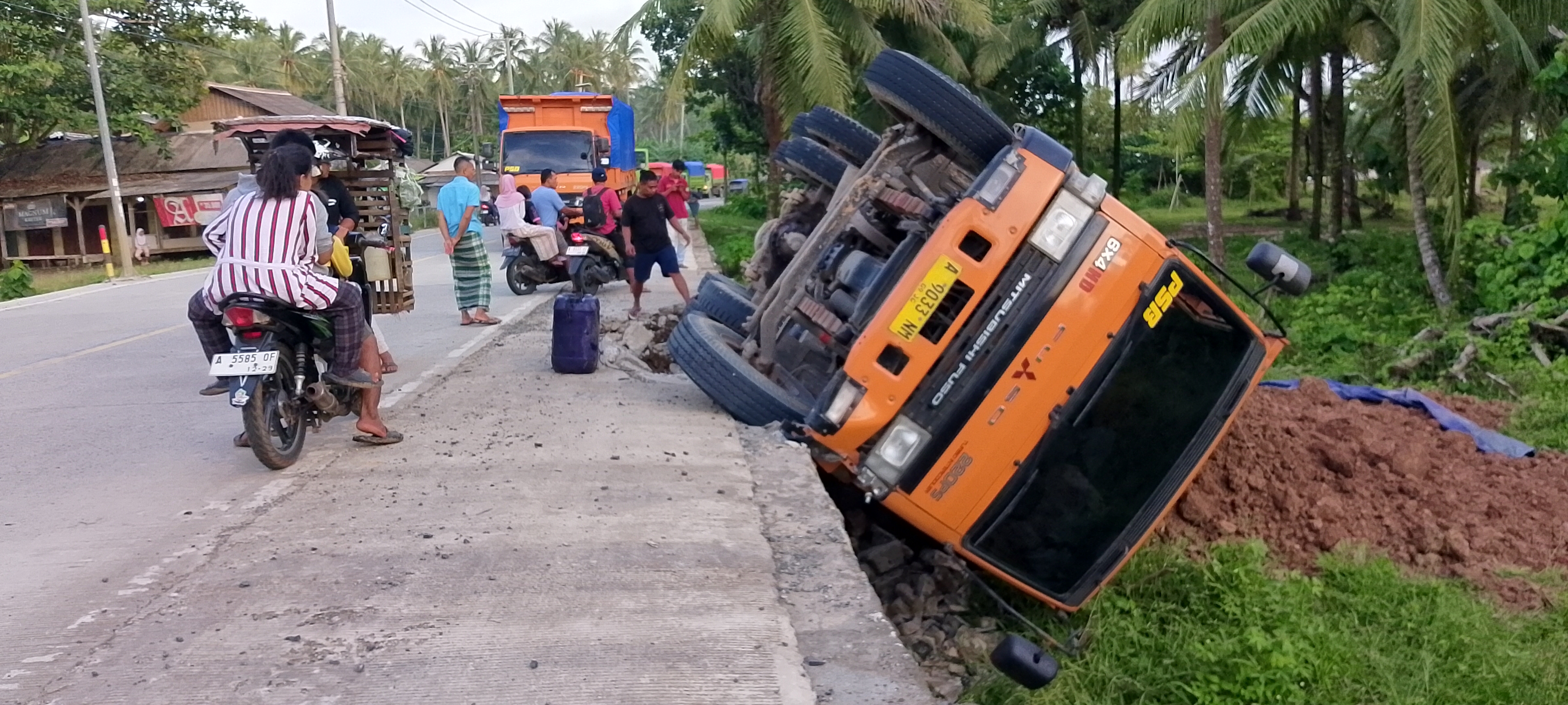 Kondisi Tronton yang mengalami kecelakaan tunggal