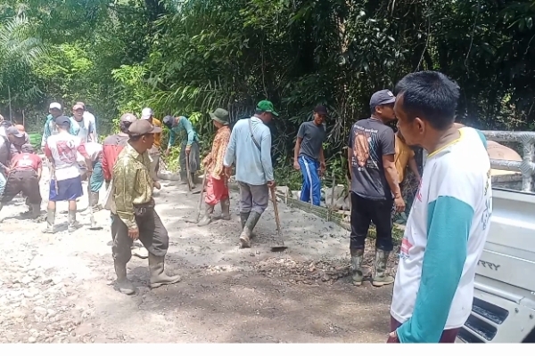Jalan Rusak Tak Kunjung Diperbaiki, Warga Sindang Ratu Turun Tangan