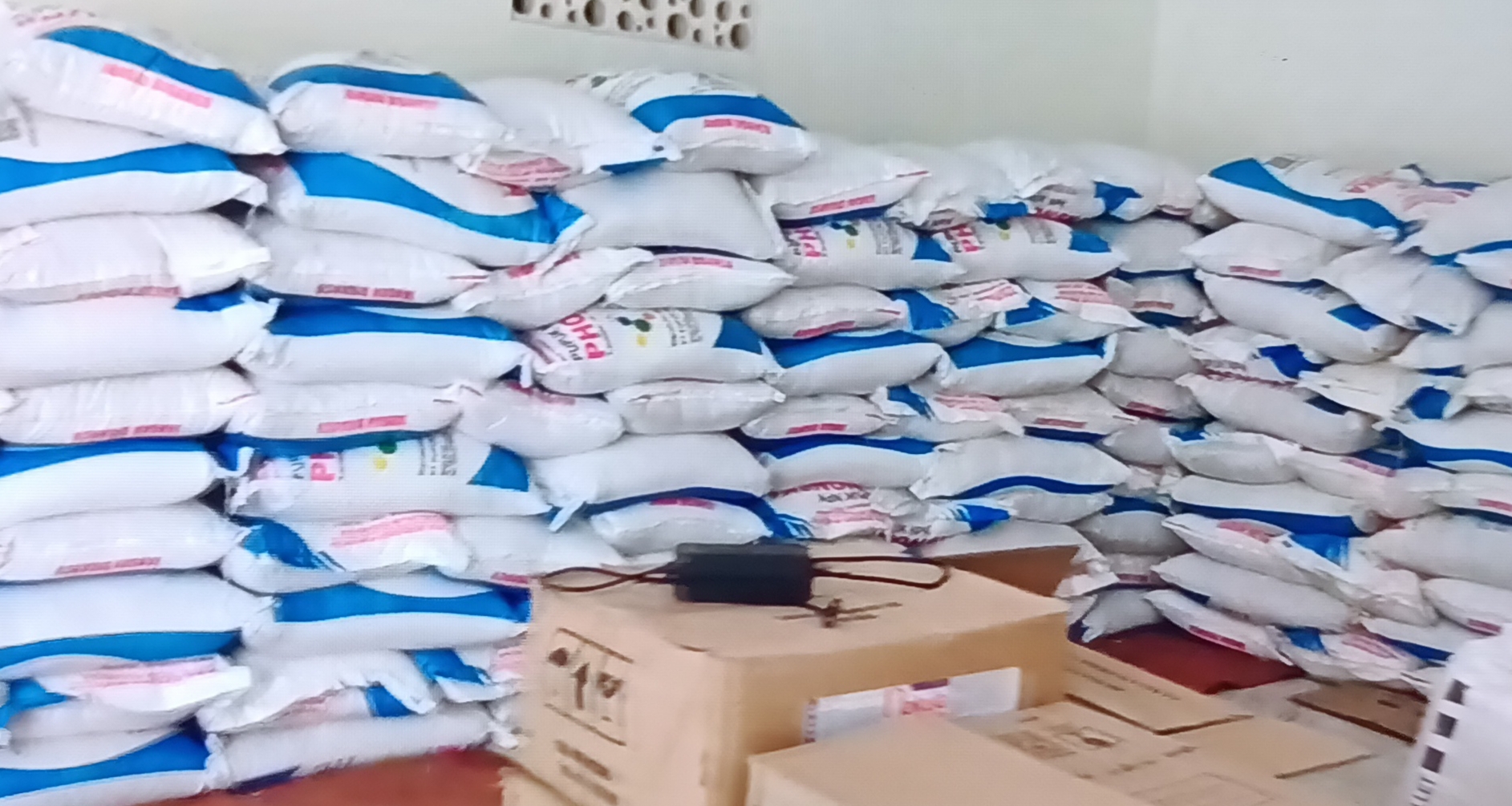 Stok pupuk di salah satu kios di Lebak Selatan