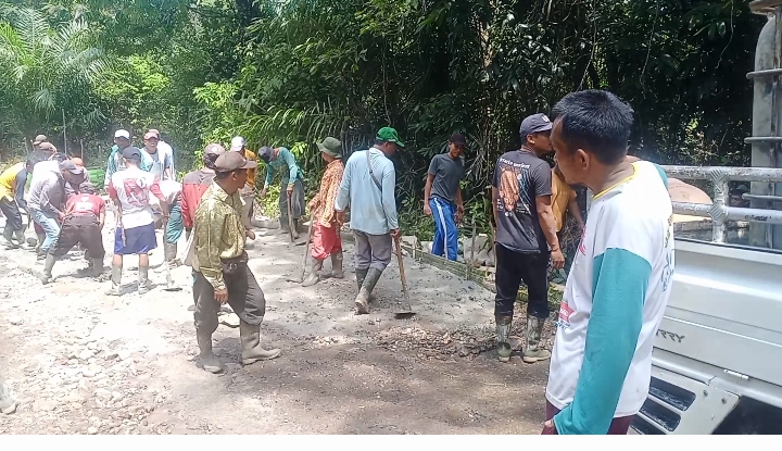 Ratusan warga Desa Sindang Ratu, Kecamatan Panggarangan, Kabupaten Lebak, bergotong royong memperbaiki akses jalan penghubung antardesa secara swadaya,