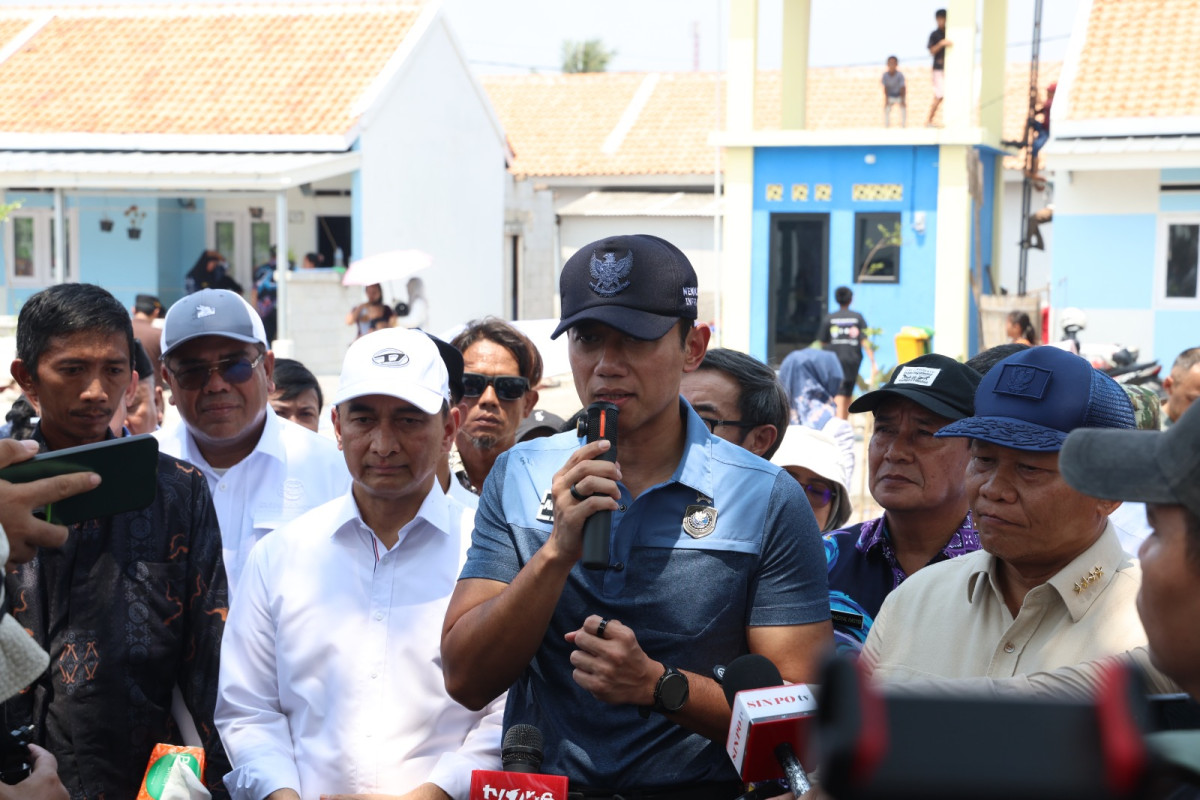 Wagub Banten, Achmad Dimyati Natakusumah dan Menteri Koordinator Bidang Infrastruktur dan Kewilayahan Agus Harimurti Yudhoyono saat meninjau Kampung Nelayan di Mauk, Tanggerang