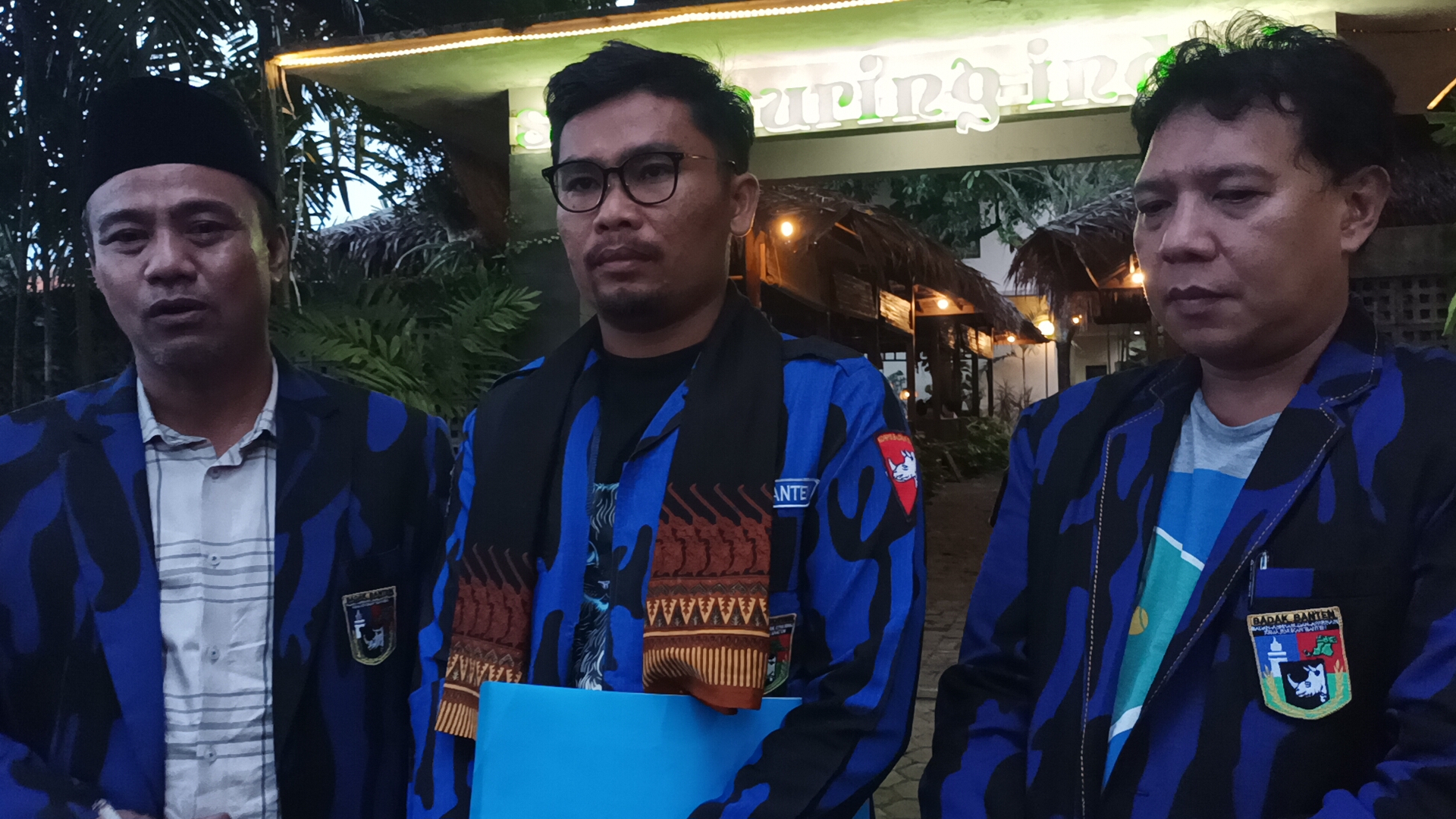 Ketua Umum Badak Banten, Tb. Ai Samsuri S.H (Kiri), Asep Pahrudin, Ketua DPW BB Provinsi Banten (Tengah), Sekretaris Jenderal , Achmad Bustomi, S.H. M.H (Kanan)