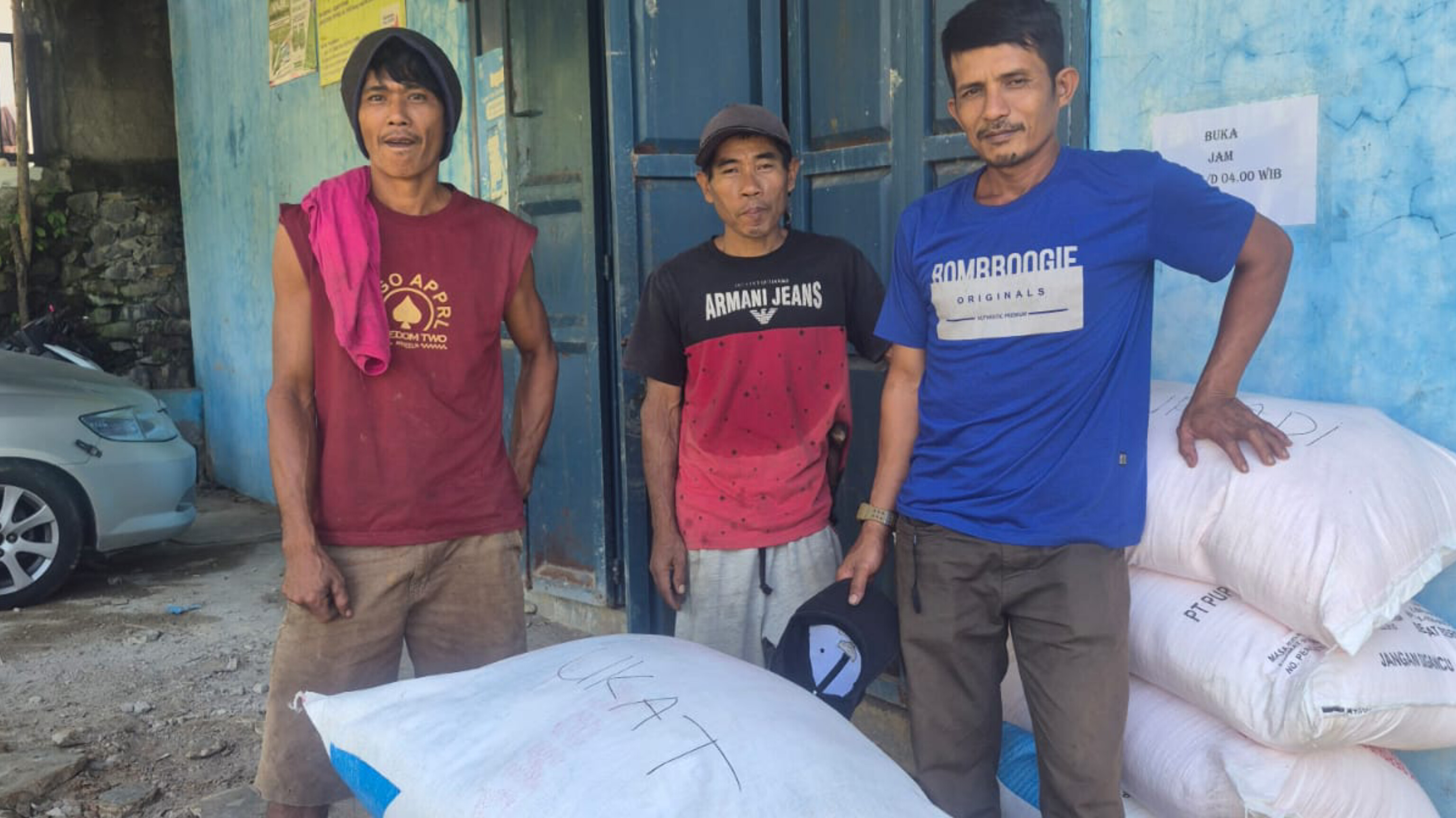 Pembelian pupuk subsidi oleh petani di Desa Cimandiri, Kecamatan Panggarangan