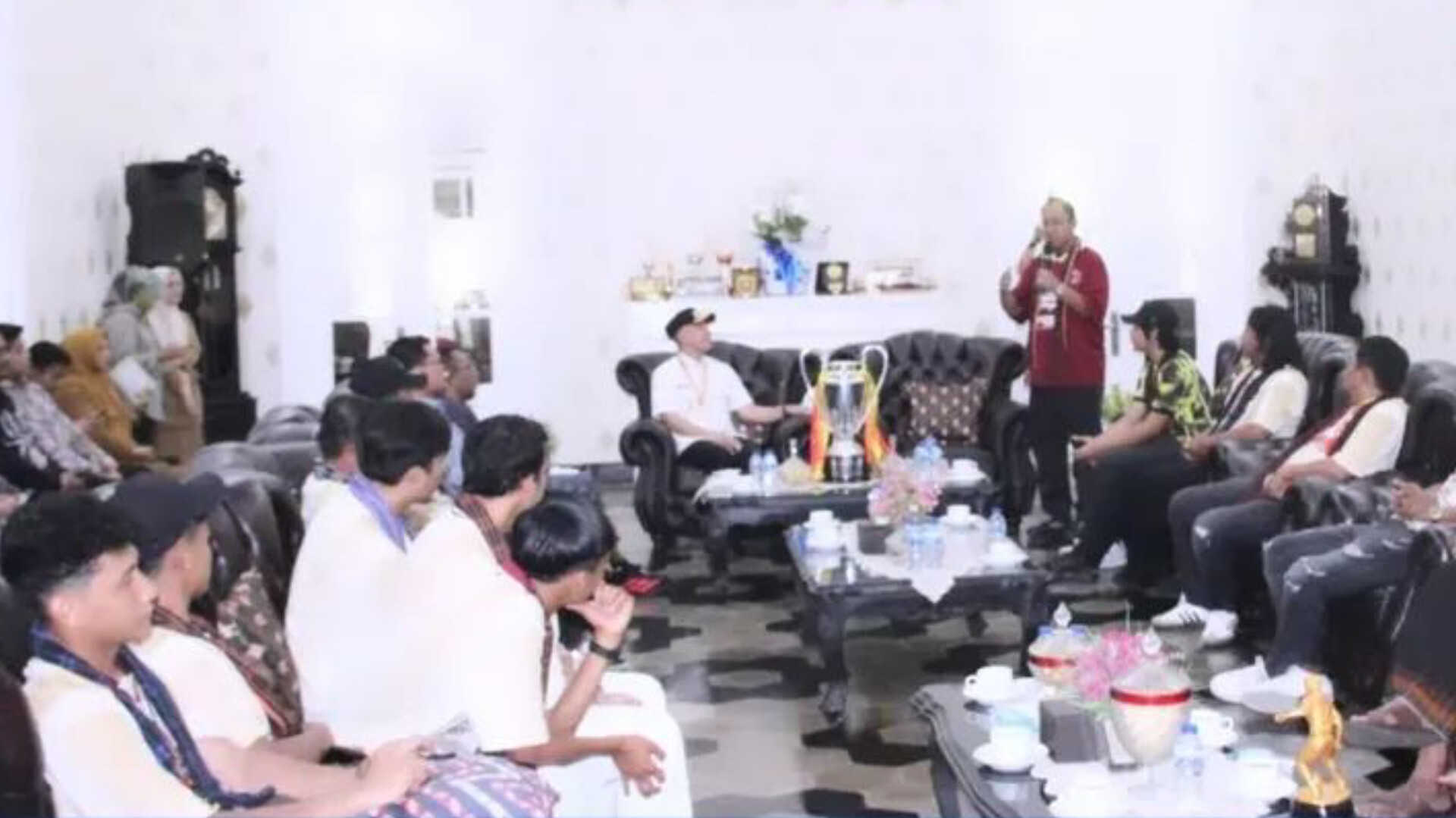 Bupati Lebak, Moch. Hasbi Asyidiki Jayabya saat menerima Nathan FC