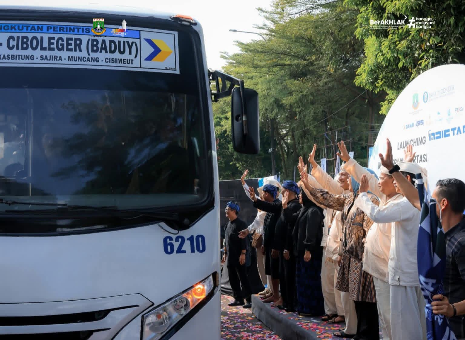 Bus DAMRI jurusan Serang - Ciboleger