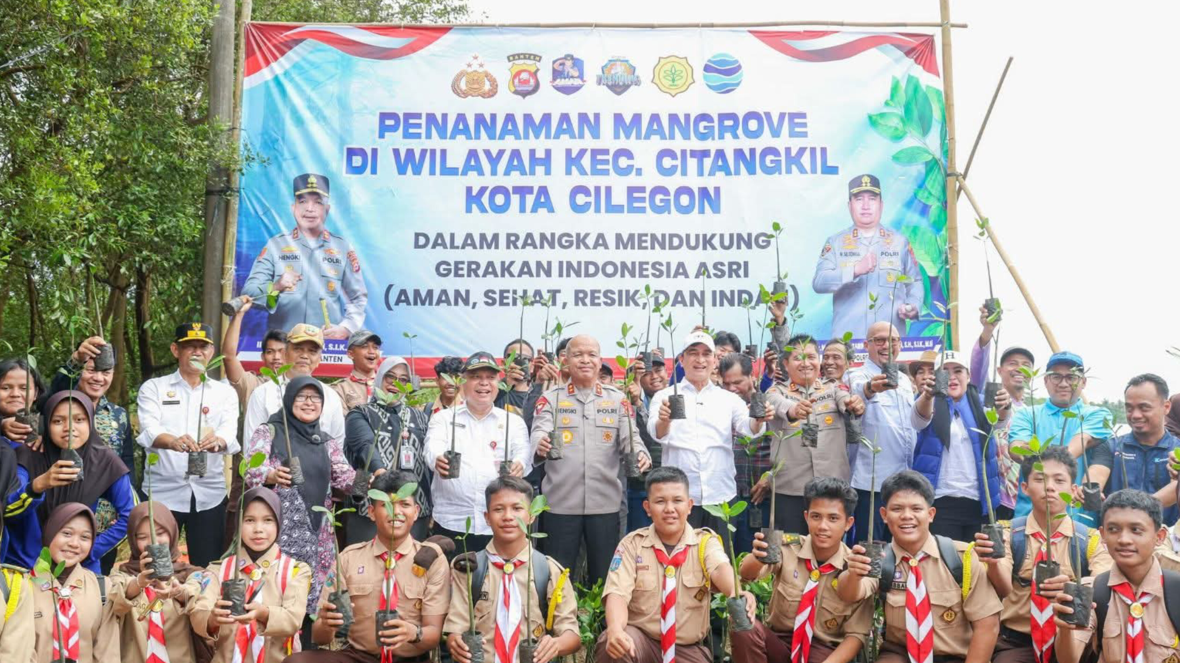 Wakil Gubernur Banten, Achmad Dimyati Natakusumah, saat foto bersama penanaman Mangrove di Cilegon 