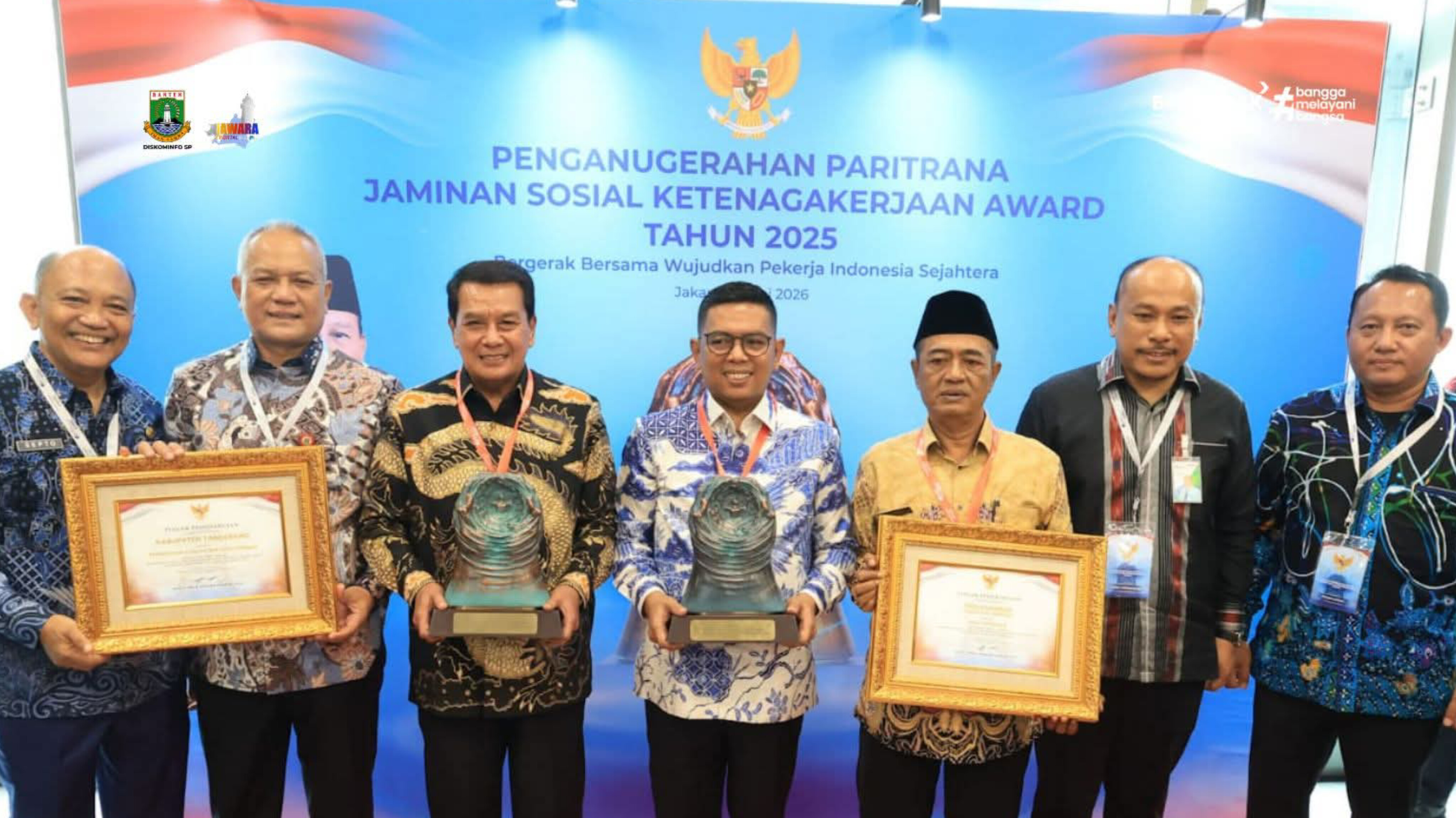 Gubernur Banten, Andra Soni, menerima Paritrana Award 2025