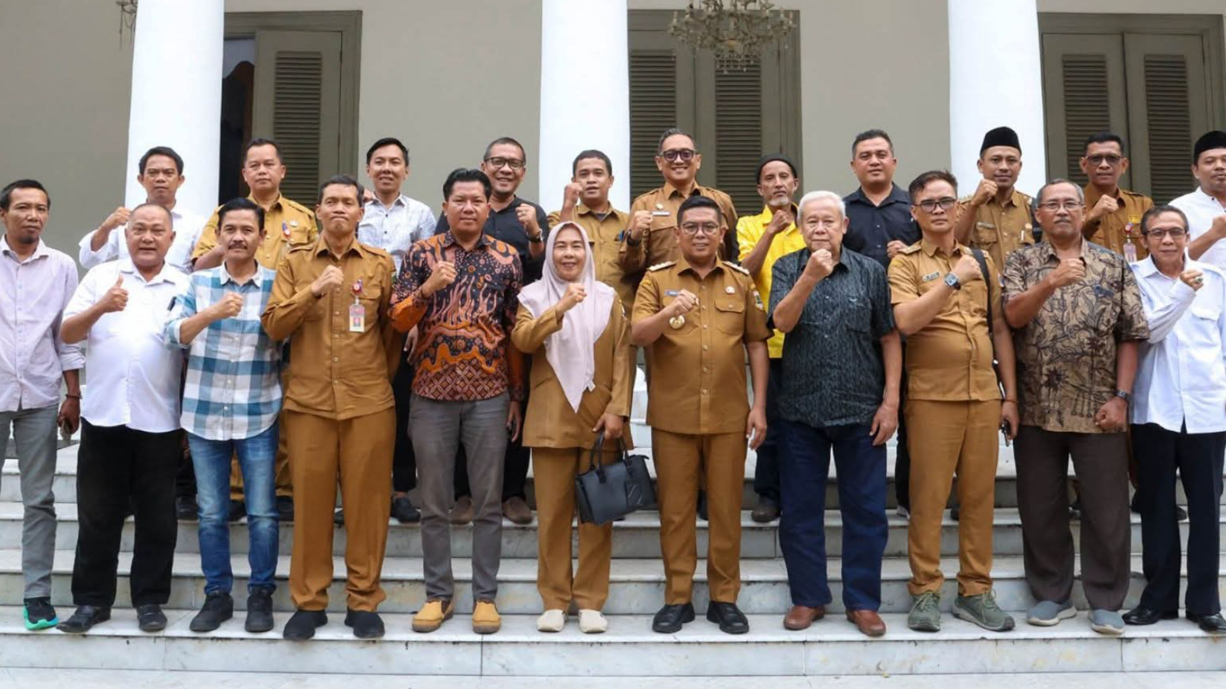 Foto bersama, Gubernur Banten, Andra Soni dengan Badan Koordinasi Pembentukan Kabupaten Cilangkahan