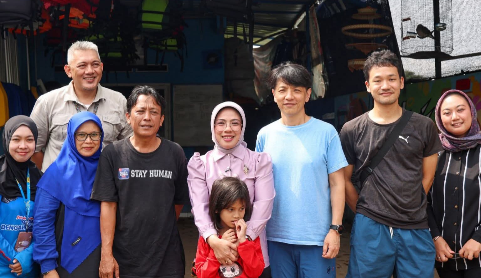 Tinawati Andra Soni bersama Relawan Fesbuk Banten News (FBn) dan The Global Organization of Dreamers